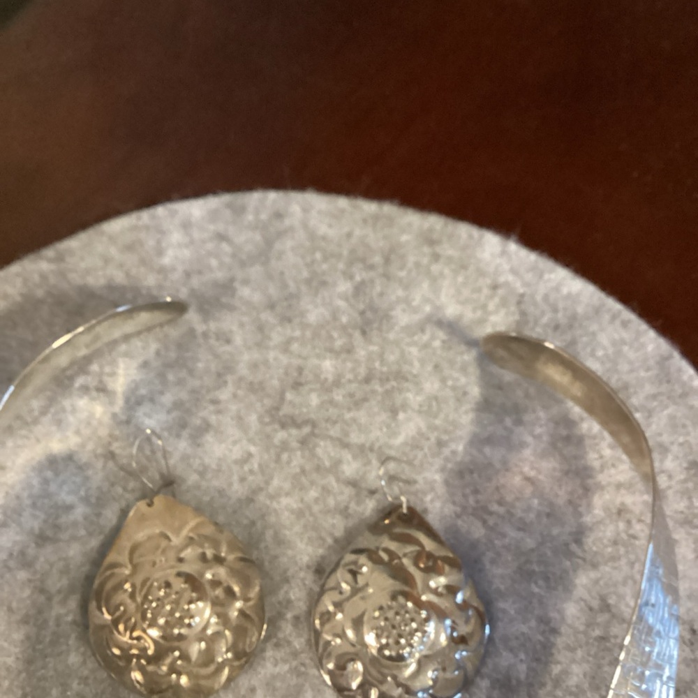 Elegant Silver Jewelry Set - Picture 4 of 9